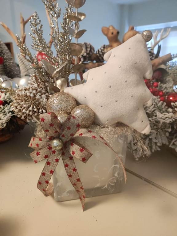 A white and silver christmas decoration
Description automatically generated