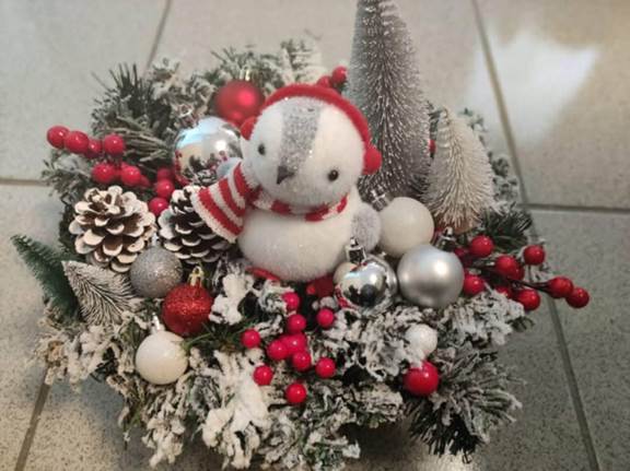 A small bird in a wreath
Description automatically generated
