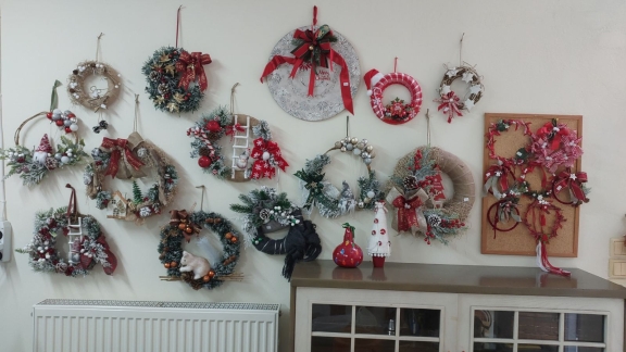 A group of wreaths on a wall
AI-generated content may be incorrect.