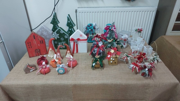 A table with decorations on it
AI-generated content may be incorrect.