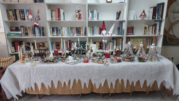 A table with decorations on it
AI-generated content may be incorrect.