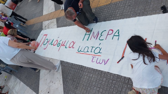 A group of people writing on a white banner
AI-generated content may be incorrect.